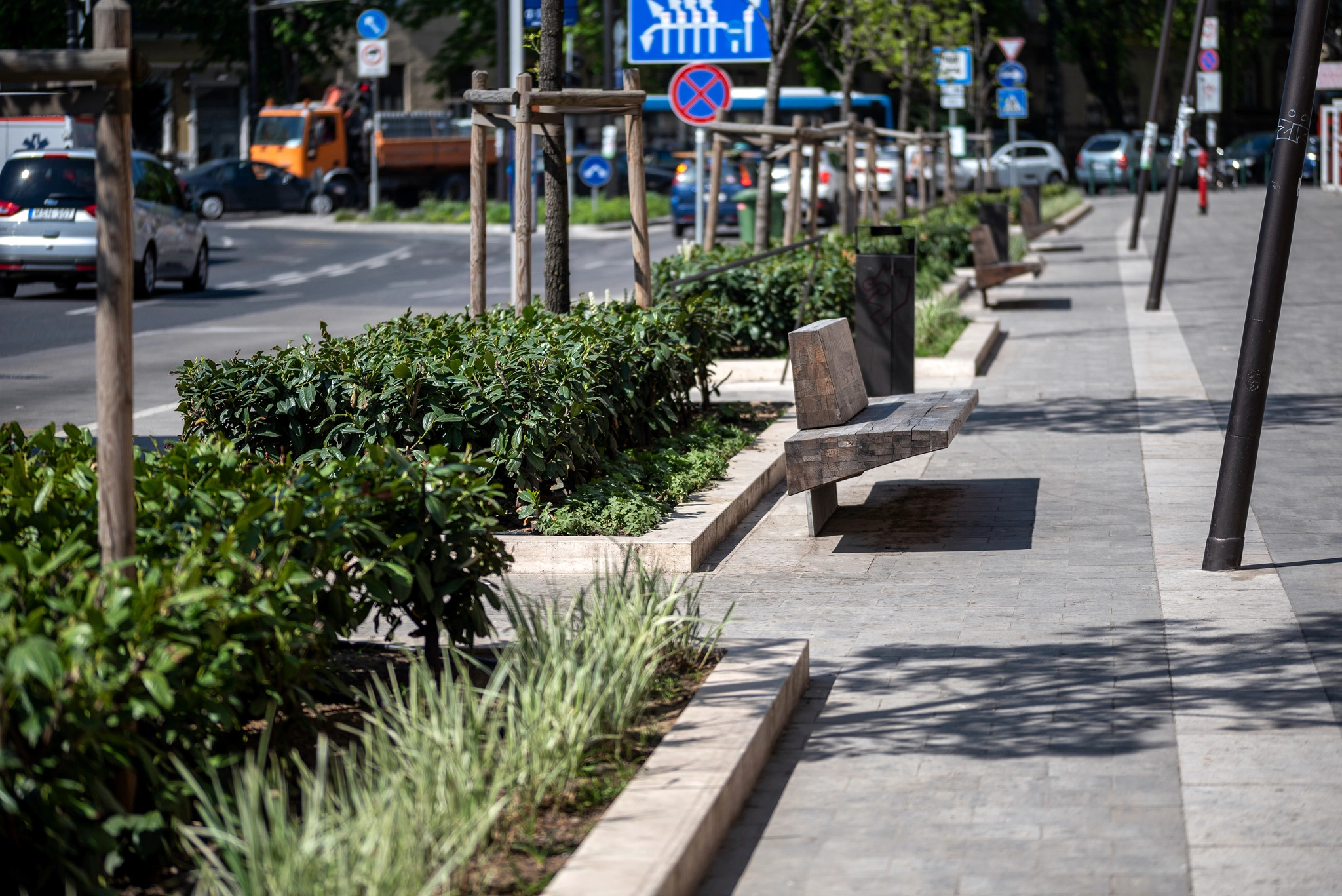 Széll Kálmán tér, szegélykő és burkolat